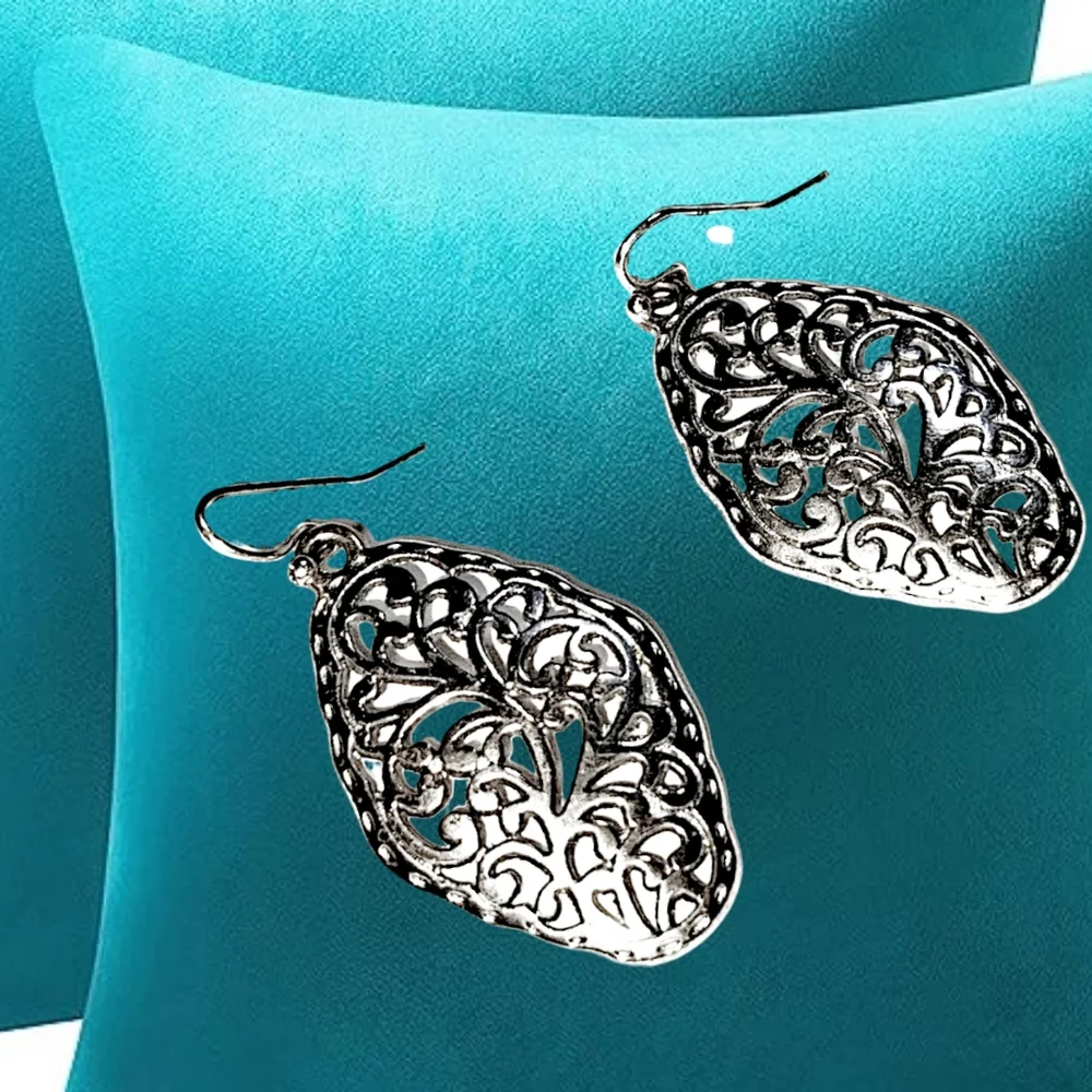 👣4/$20. Silver Tone Dangling Earrings - Picture 4 of 5